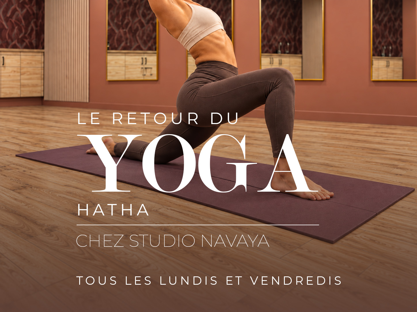 Femme pratiquant un étirement sur tapis au Studio Navaya, à Plaisance-du-Touch. Cartes de cours de yoga Hatha et de Pilates au sol.